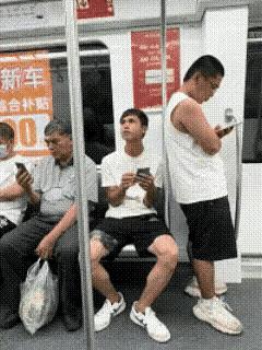 意想不到的结局地铁上一男子坐着看手机，他旁边还有一个男子站在旁边，地铁到站，
