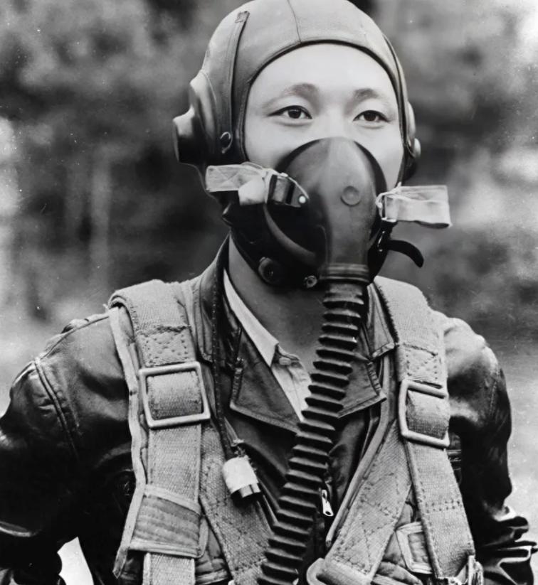 1953年，21岁朝鲜飞行员驾先进战机投诚美国，获10万美元奖励。朝方震怒下令追