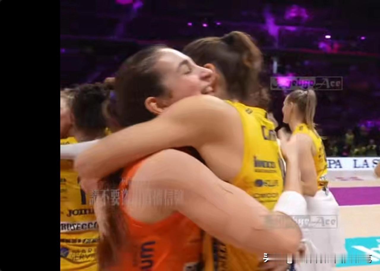 朱婷队友激动地快要哭了[捂脸哭]赛后，科内利亚诺女排替补队员们快速冲进场内，她们