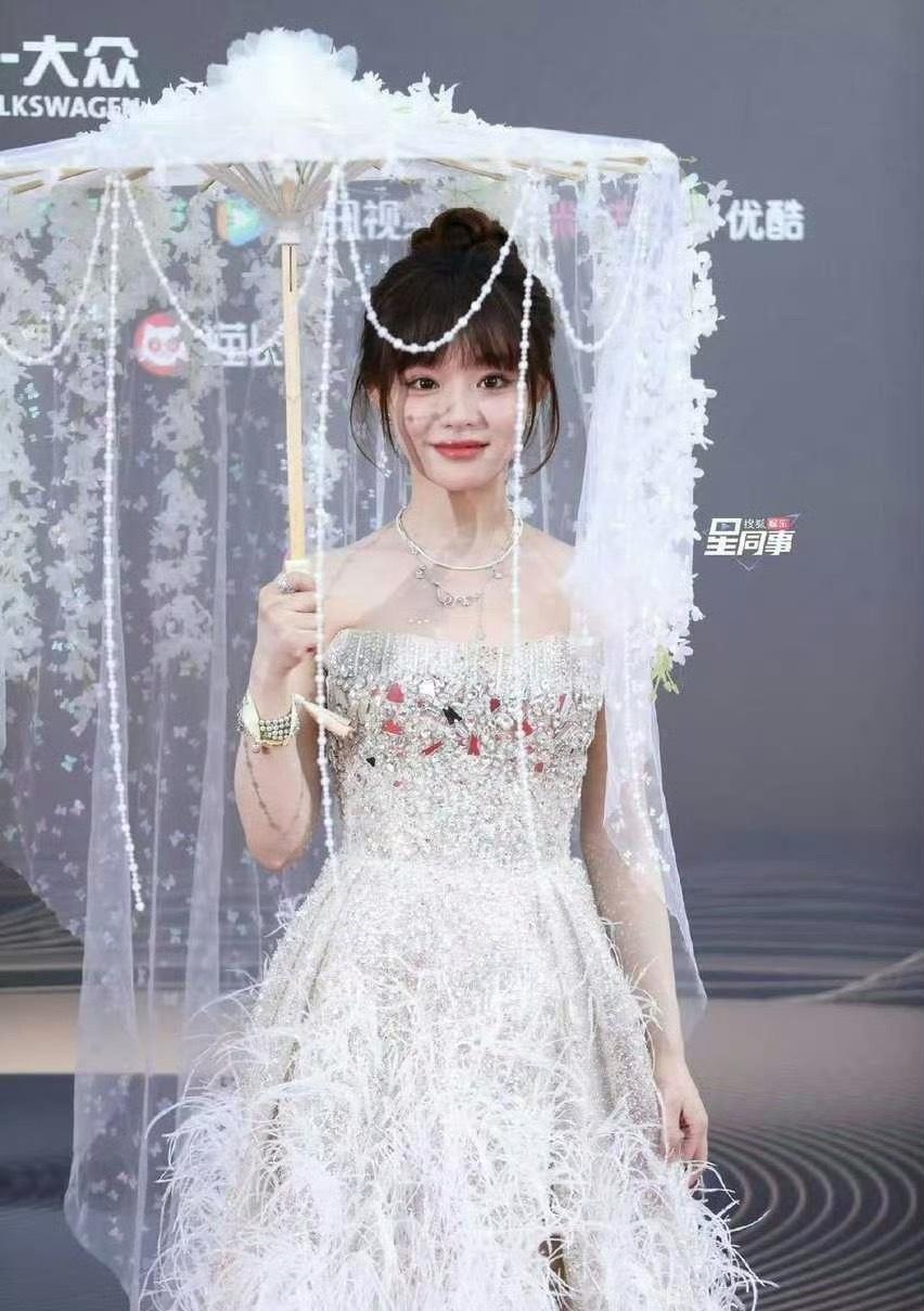 黄霄雲古风画里走出来的谪仙救命🆘，妈妈我看到仙女了，给黄霄雲造型师➕🍗！