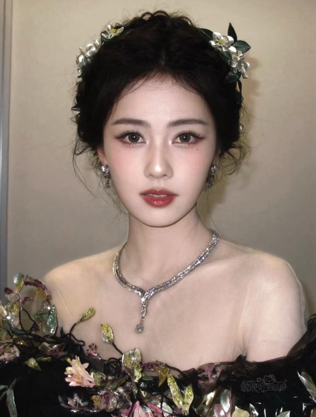 她这民国味儿是因为窄双杏眼吗？白鹿这个造型也太美了，好有那种民国时期的留洋大小姐