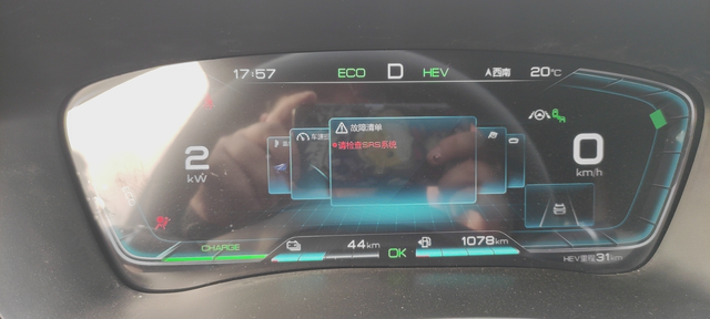 提车三天不到就出问题，提车当天发现后悬架螺丝没拧紧，一开车就异响，4儿子给拧紧