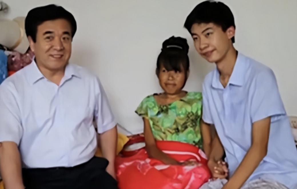 河北一考生高考744分，清华校长亲自带着录取通知书上门拜访，可谁知当校长和记者推