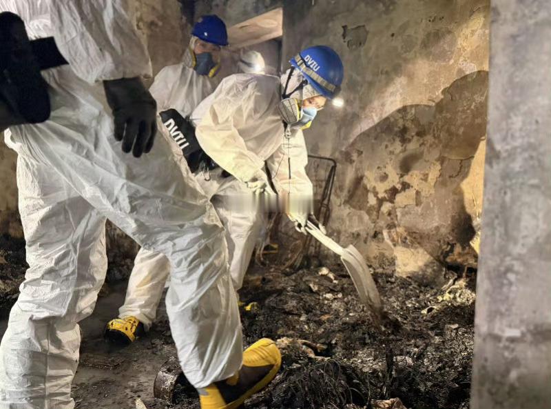 香港商报发布了火灾后内部照，木制品趋碳化或已灰烬，金属制品严重变形，可以想象当时