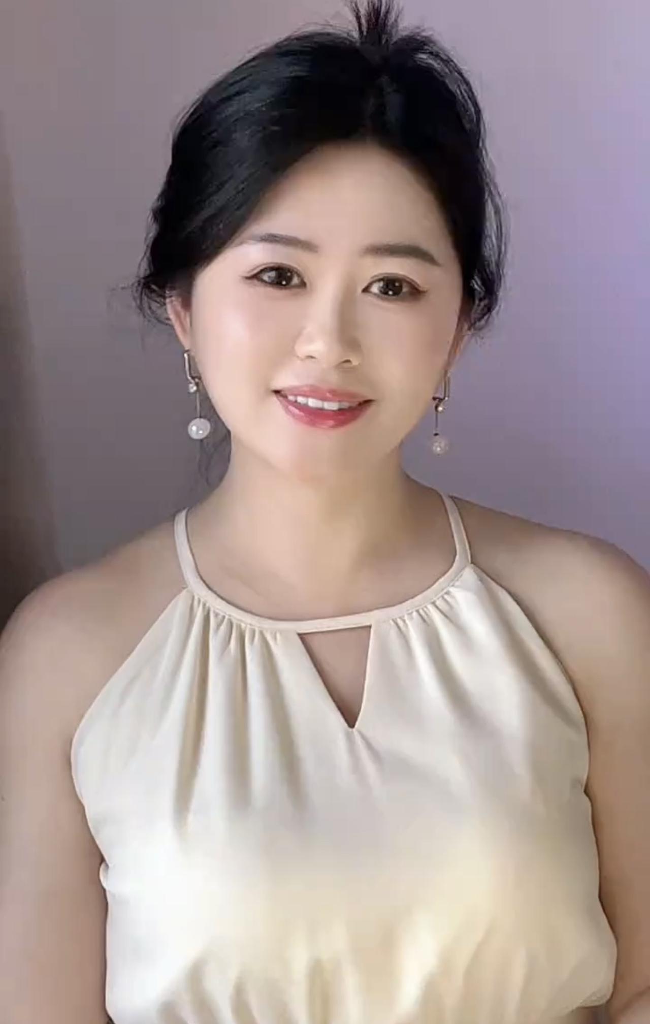 化妆与美图晨起对镜忙，粉黛细梳妆。腮红添气色，眉笔绘弯长。眼妆描神韵，唇彩