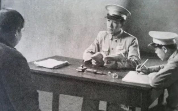 1949年，重庆解放后，一个特务伪装成农民，留在村里种地，原以为无人得知他的身份