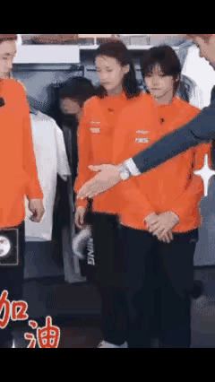 从又一个新视角看全红婵与陈芋汐的站位：工作人员调度全红婵与陈芋汐的站位，全红婵
