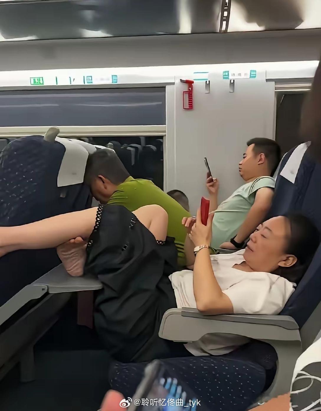 高铁上看到的，感觉她太过分了。