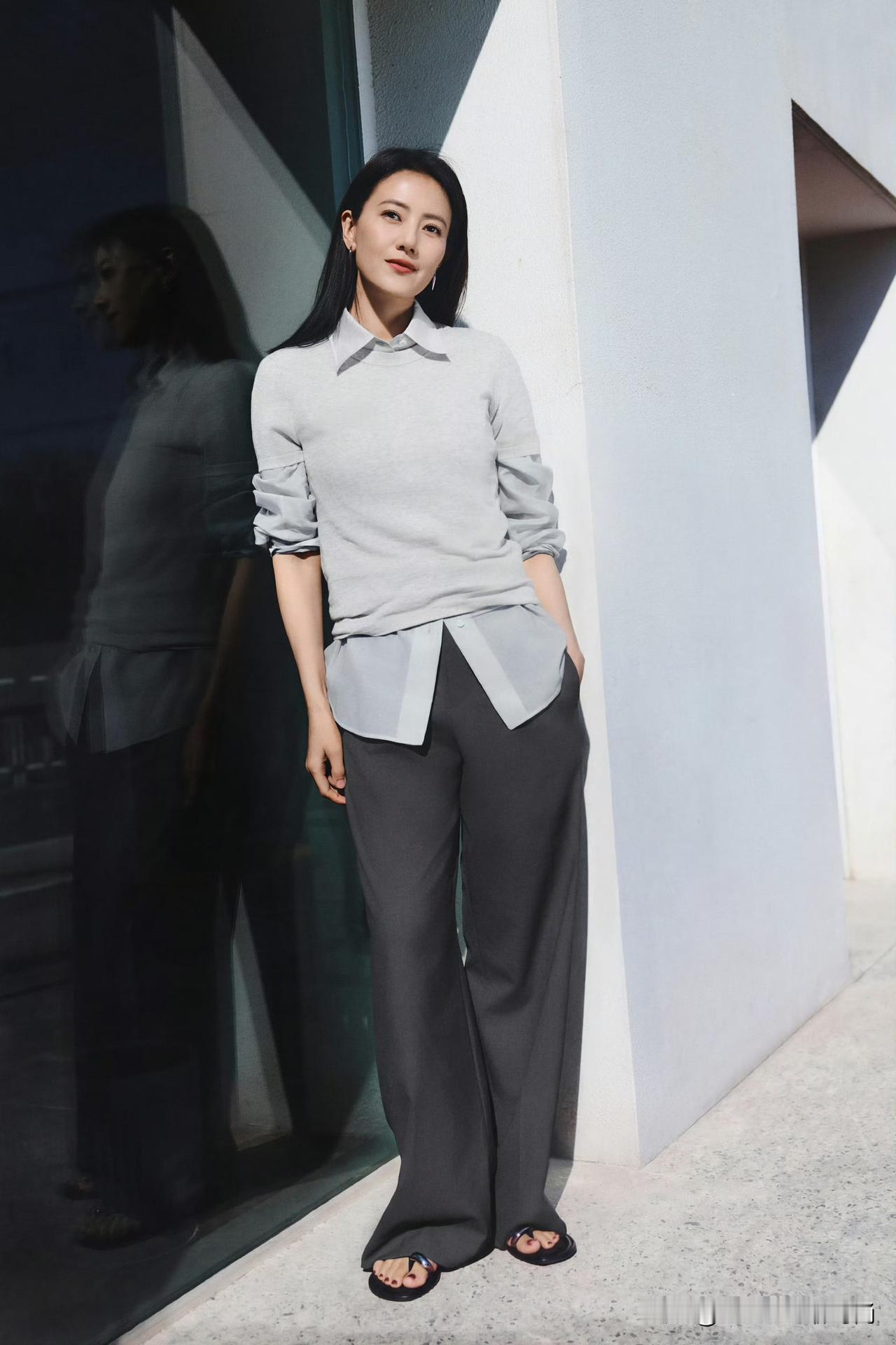 高圆圆这套极简叠穿，把通勤松弛感拉满！浅灰针织衫叠穿浅蓝衬衫，打造假两件层