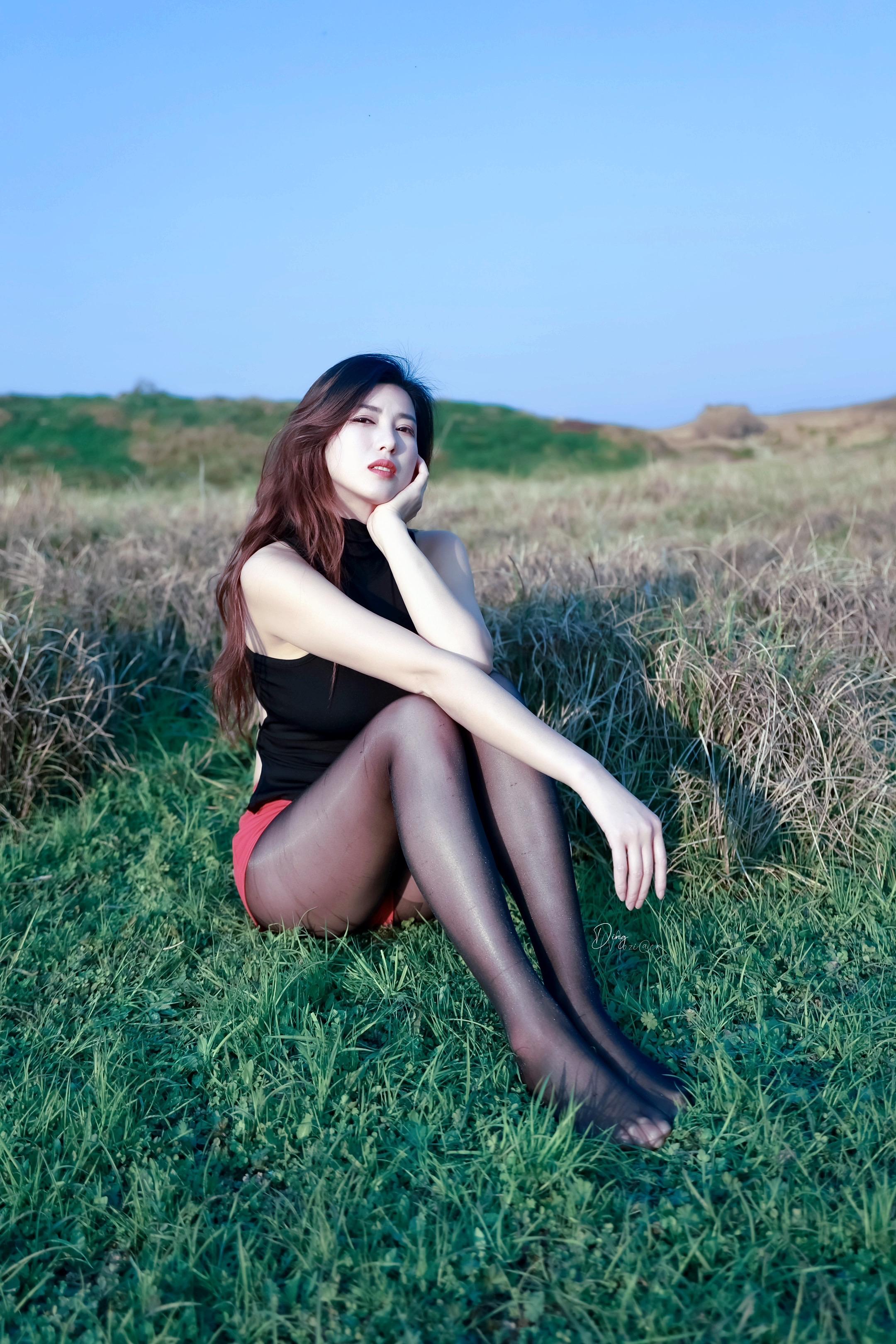 被阳光晒透｜你是旷野上自由的风。《御姐旷野自由感写真》 模特：  拍摄...