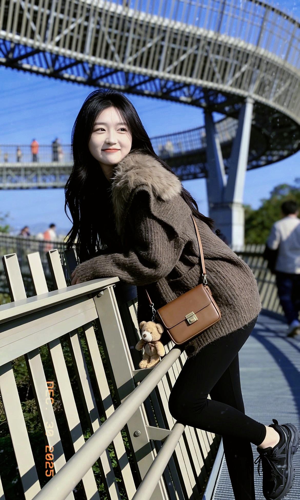 明媚暖阳的一天，少女观光桥游玩的温馨时刻🌞