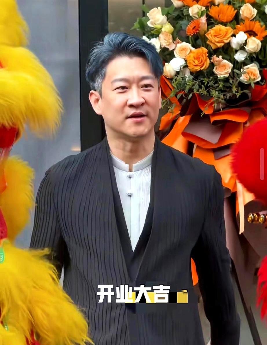 曹云金站在自己新饭店门口，给何云伟递了根烟，又给刘云天递了一根。三个人站在街边