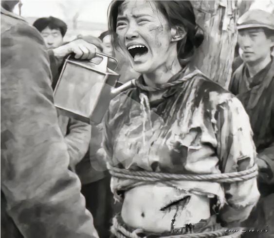 一位女烈士被日军绑在木桩上，旁边的日本兵端着铁壶，正准备往她身上浇汽油。接