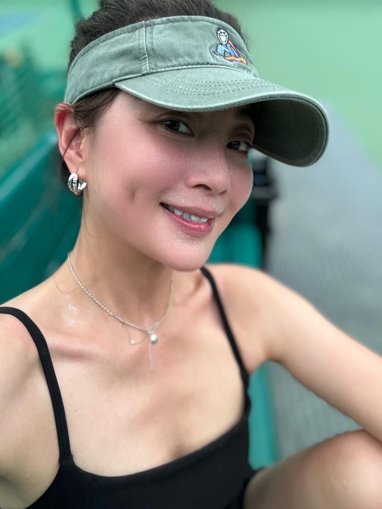 殷桃深夜晒出一组网球照，黑色吊带短裙，身材紧致有型！打完网球的她面色红润