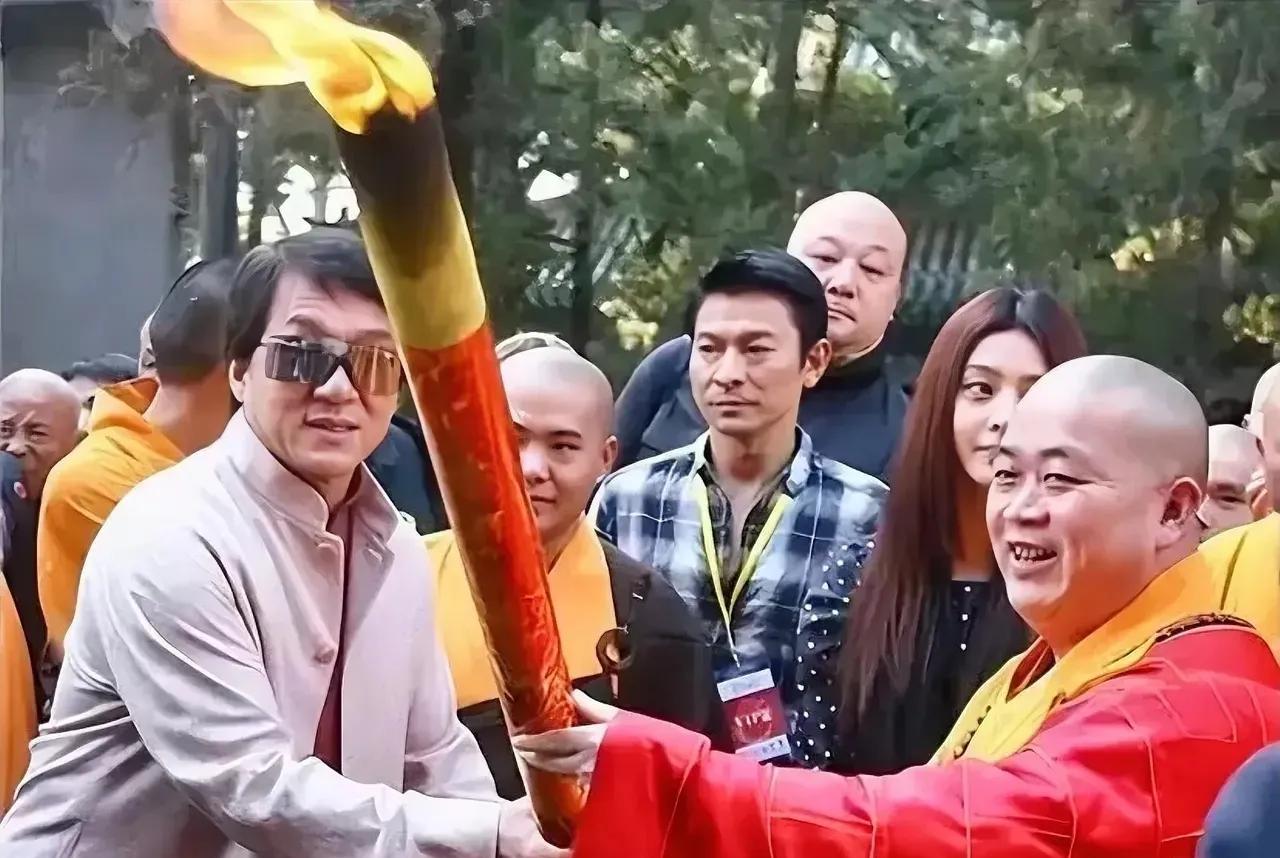 释永信确实不是一般人，普通人很难和他说上话，但他的朋友却遍布全球。成龙、普