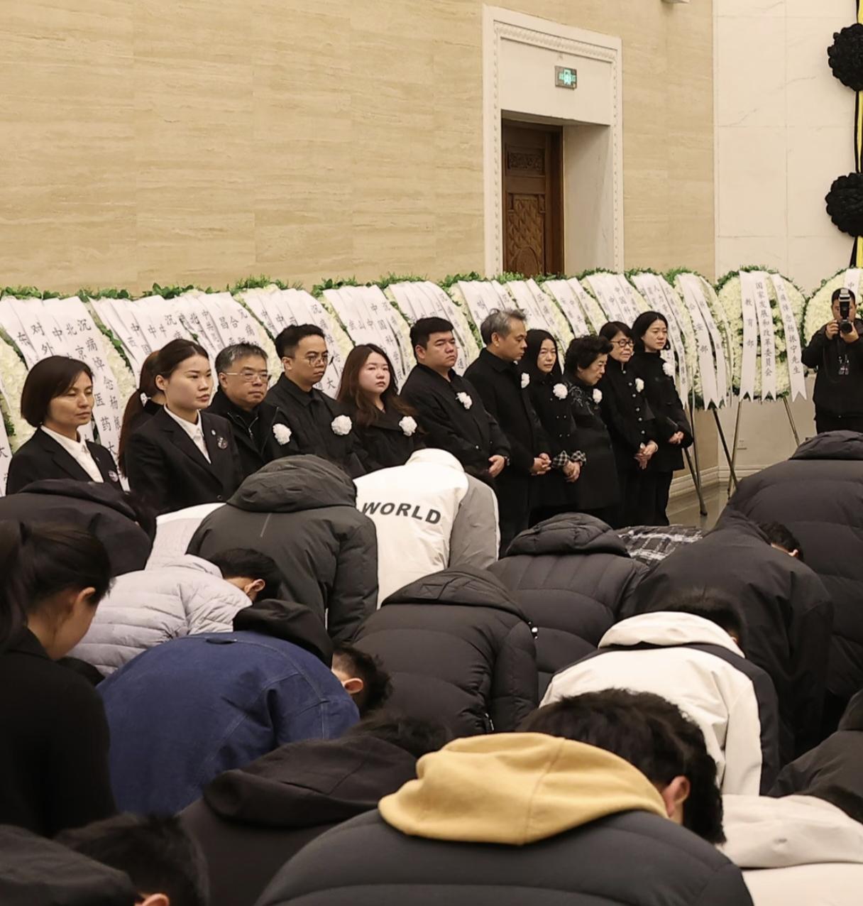 翁帆终于也是绷不住了！在杨振宁遗体告别仪式上，翁帆站在队列之首，眉头紧锁，眼睛已
