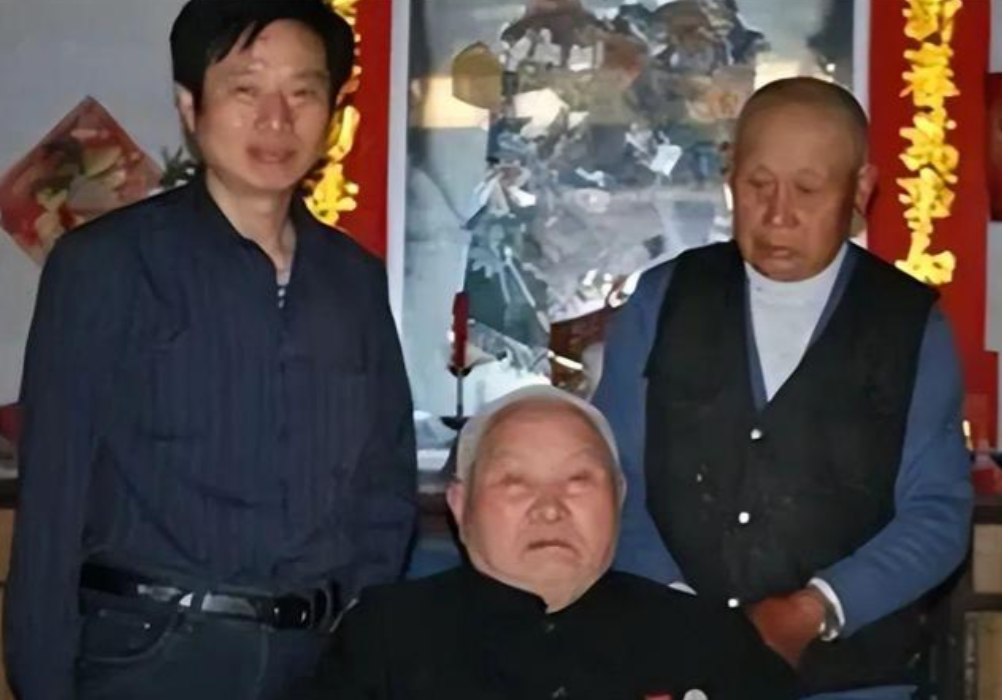 1955年，一个27岁的新四军士兵复员回乡，媒婆给他介绍了一个43岁、有6个孩子
