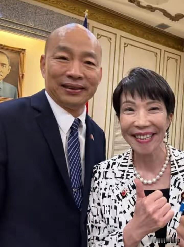 高市早苗窜访台湾时和韩国瑜的合影。他虽然不是台独分子，但绝不是什么爱国者，他嘴