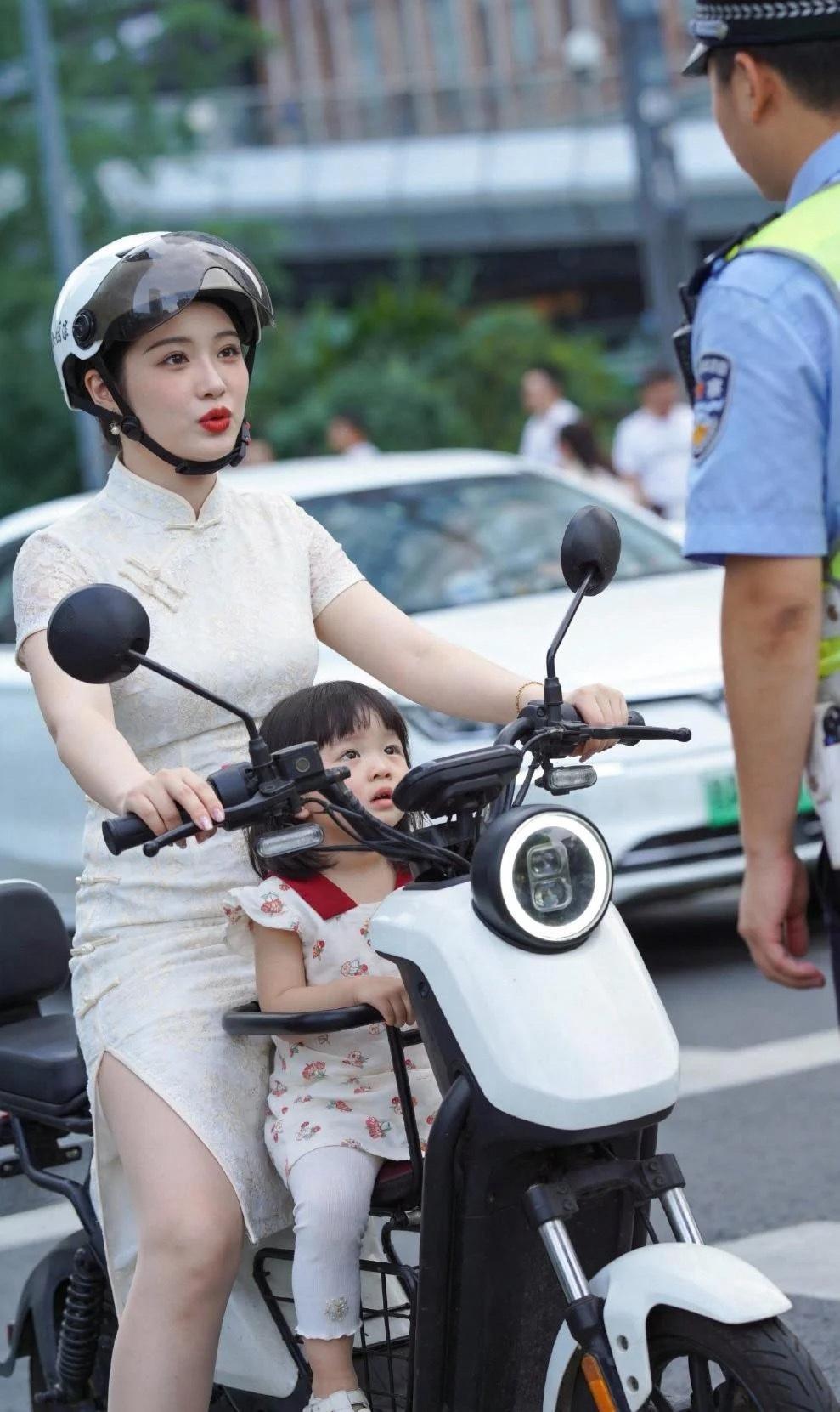 镜头一转，孩子扎起小辫儿