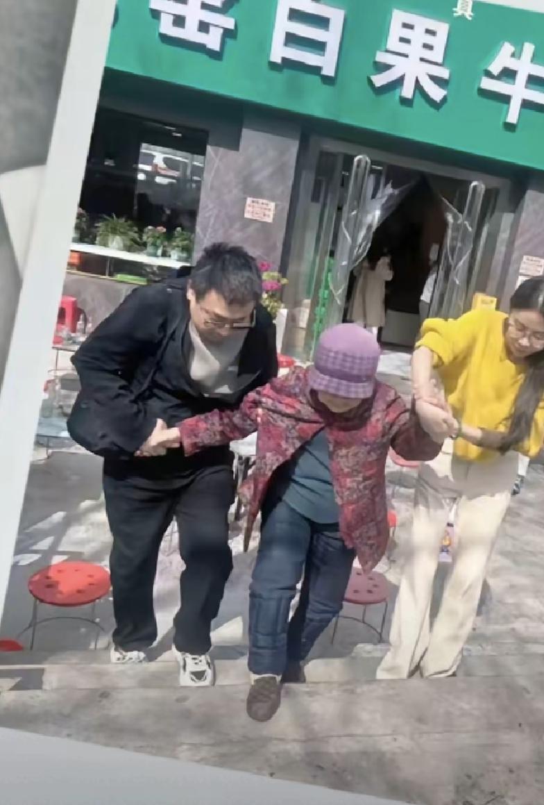 家人们姐姐们下午好，今天是大年初五，兄弟姐妹们，今天给大家分享一个特别温暖的画面