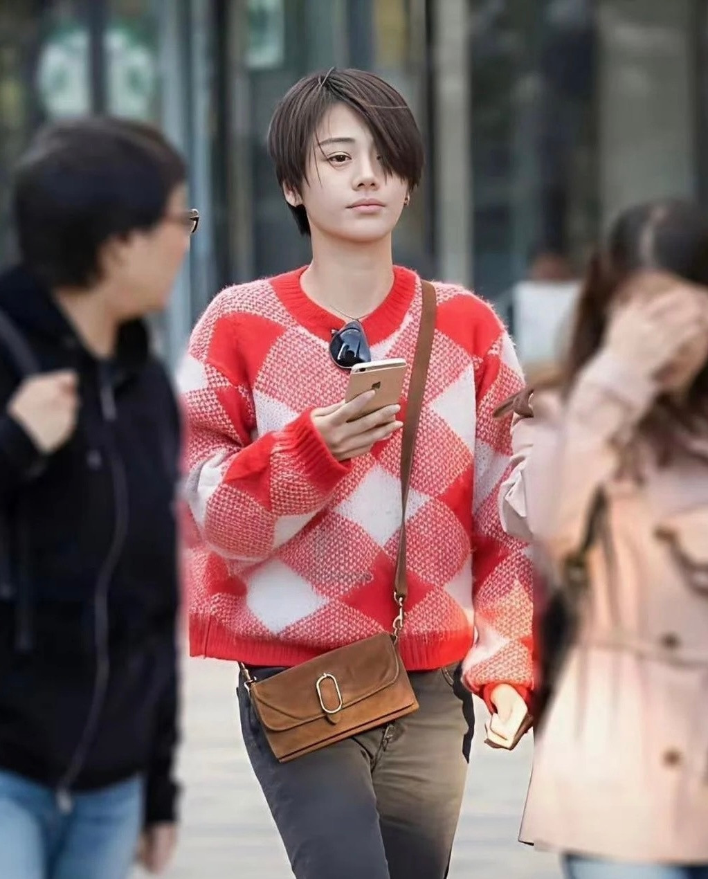 马思纯是真的敢，女明星里敢剪这么短头发的，真没几个​​​