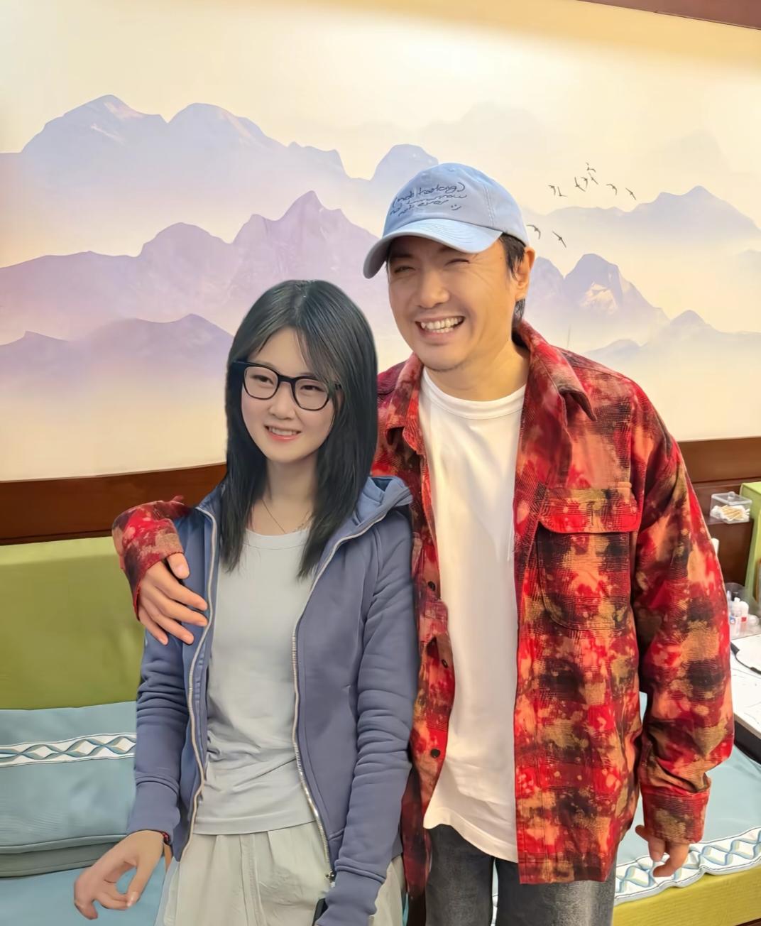 沈腾回老家齐齐哈尔市过节，和亲友们一起吃家宴，现场仿佛成了他的粉丝见面会，大家争