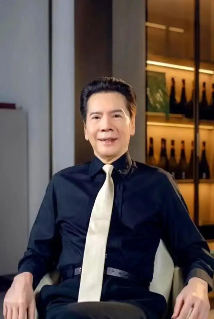 75岁向华强深夜哽咽孙女一句“爷爷明天还来吗”让他破防。香港老牌豪门，千亿