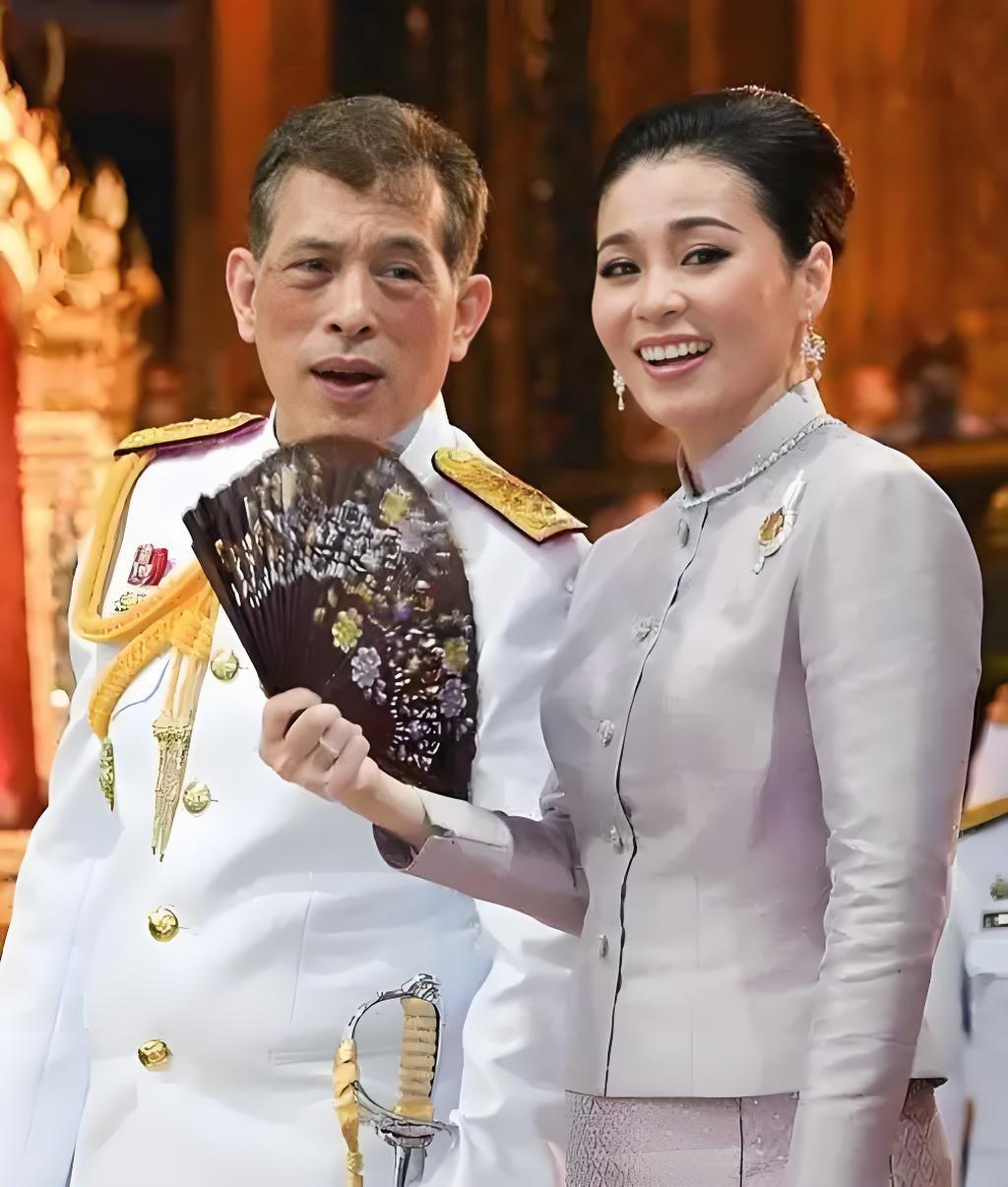 泰国国王心里似明镜，社会如果动乱，会给泰国造成什么后果，所以，他提前做了准备。