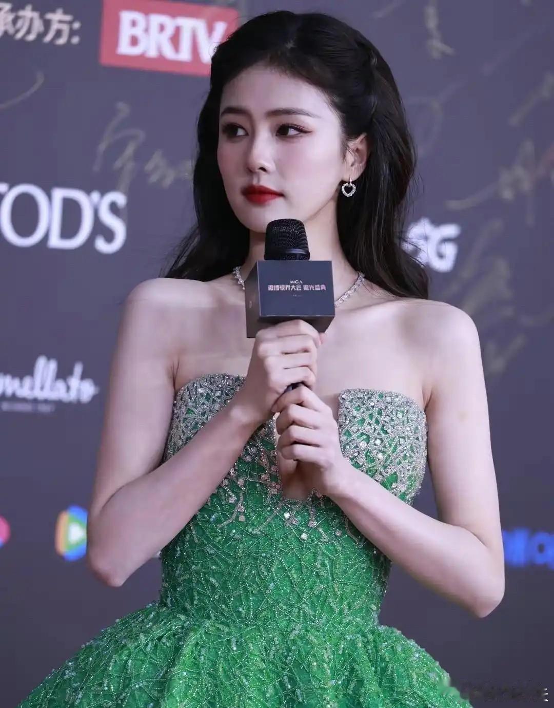 白鹿的小V礼服是不是刚刚好？