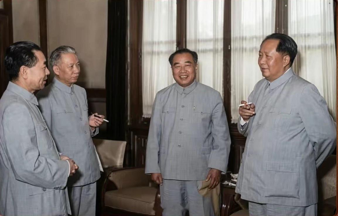 难得一见的四位伟人在一起的珍贵合照。