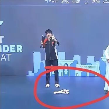 温瑞博第一次拿冠军。花递过来的时候，手有点抖。那束花掉在领奖台的地上，没人去