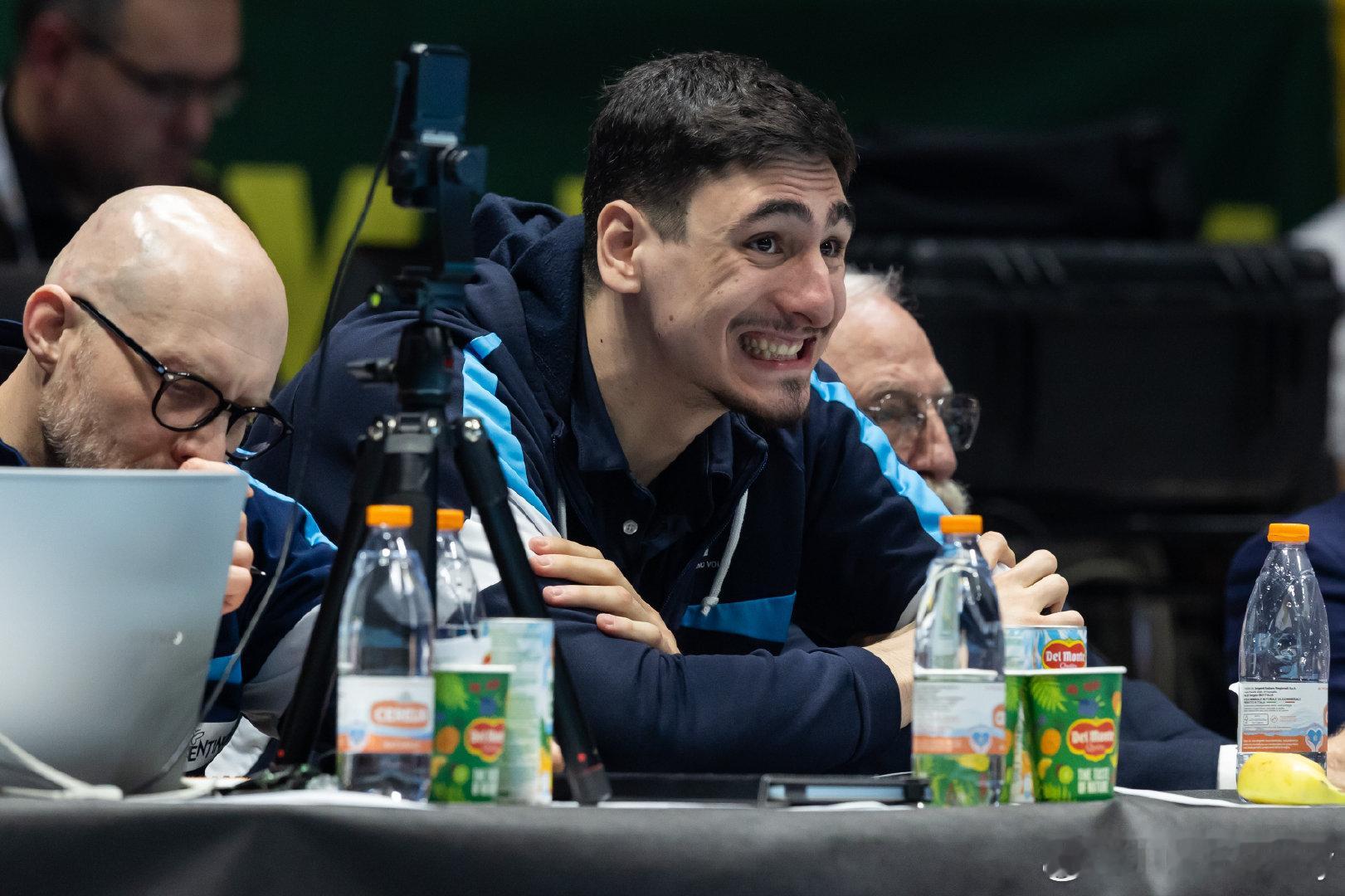 场边看比赛的小米为队友着急的表情被捕捉到。男排意大利男排超级联赛