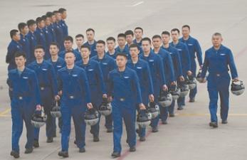 不少人都在聊退役老兵召回的事儿，难免犯嘀咕：咱们国家这么大，五大战区各司其职，难