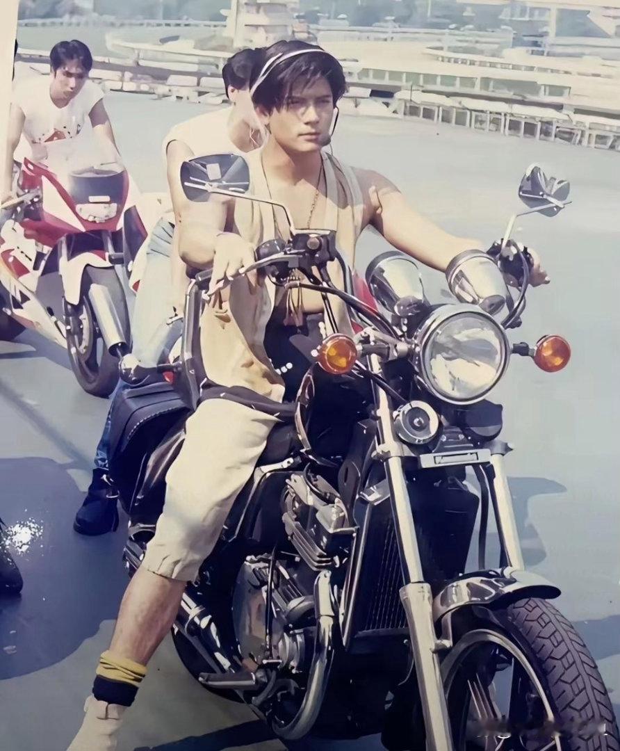 回望1990年的郭富城，风华正茂，颜值气度格外出众