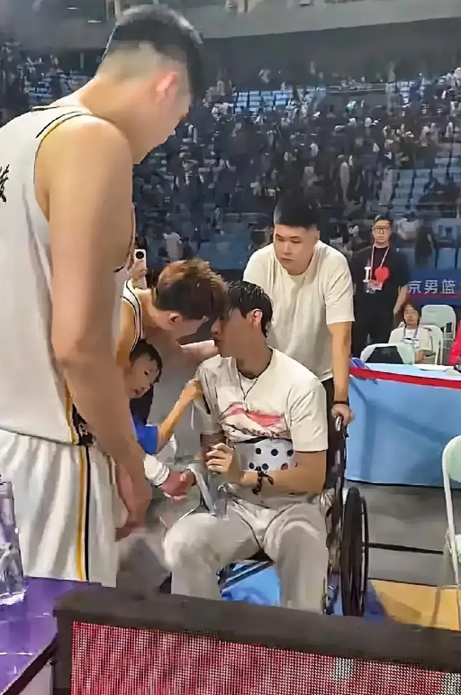 太暖心了！昨晚孙铭徽、胡金秋和朱俊龙比赛结束后，三人第一时间去慰问了坐着轮椅在现