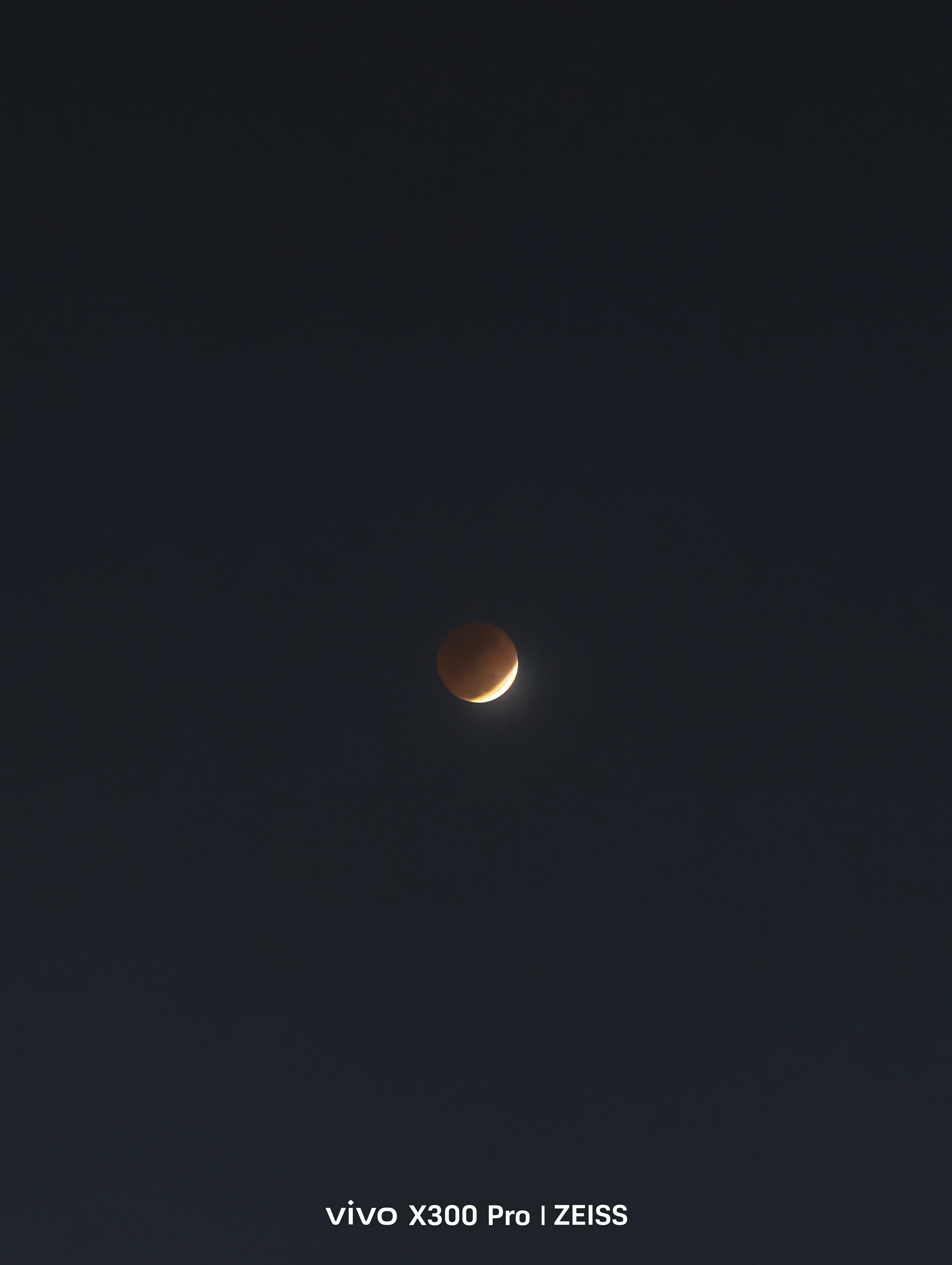 昨晚并没有等到完整版的血月，雾与霾之下显得太过昏暗尝试用vivoX300Pr