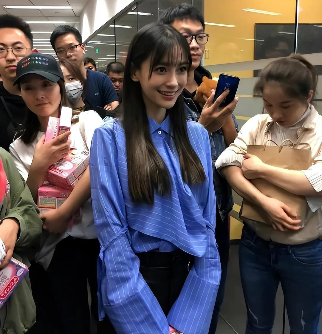杨颖接受采访忘了开滤镜，看到生图下的脸：这才是真的人老珠黄！