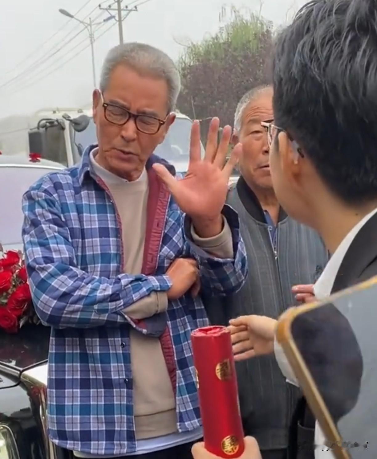 “讨要喜糖？”近日，河北保定发生了一件让人恼火的事，一伙老人仗着自己年纪大，