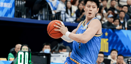 北京男篮球员曾凡博已经和北京队合练但赵睿还没有达到合练的要求。据媒体人勇方方透露