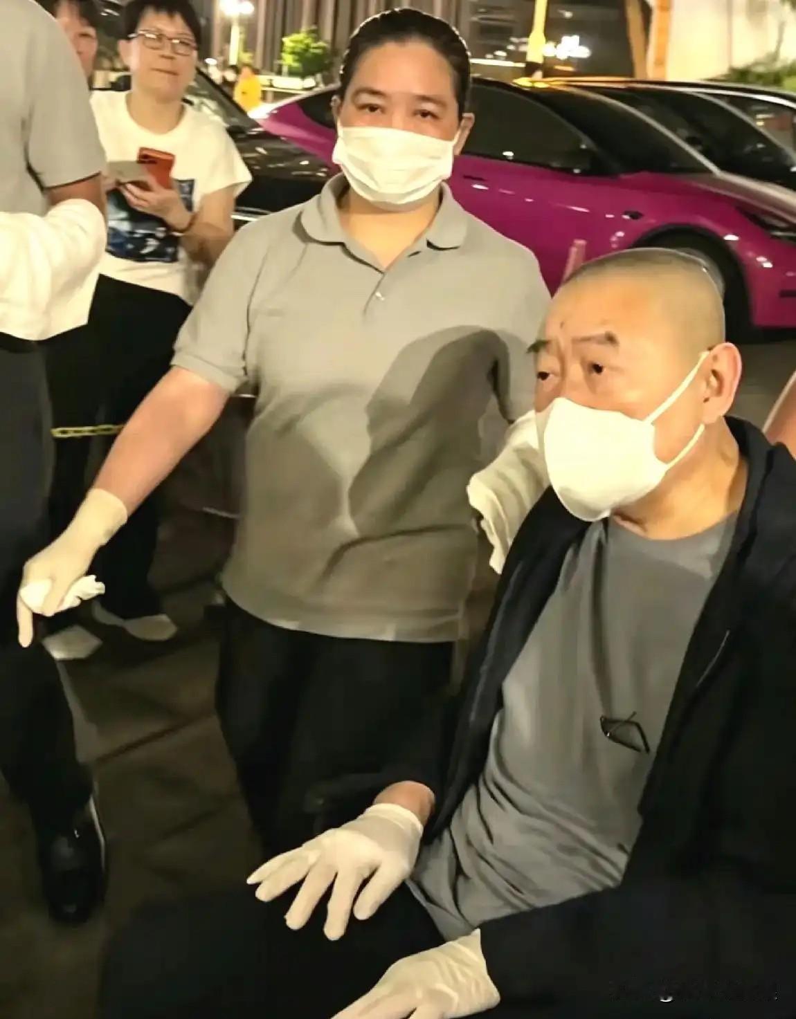 75岁的刘銮雄身子骨确实没有王石的好！王石好就好在他没有什么基础疾病，而且也