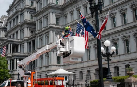 这是在干嘛呢？换国旗！为啥要换国旗？挂错了！英国王查尔斯三世4月27号开始要