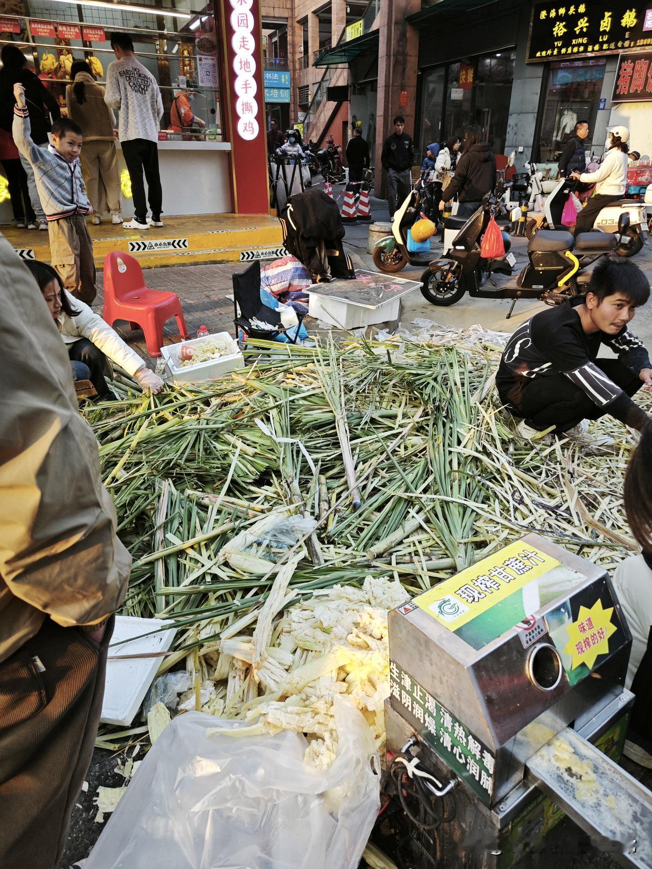 广西“甘蔗小王子”日入5000!这条街最靓的仔，靠一根甘蔗逆袭了傍晚的烟