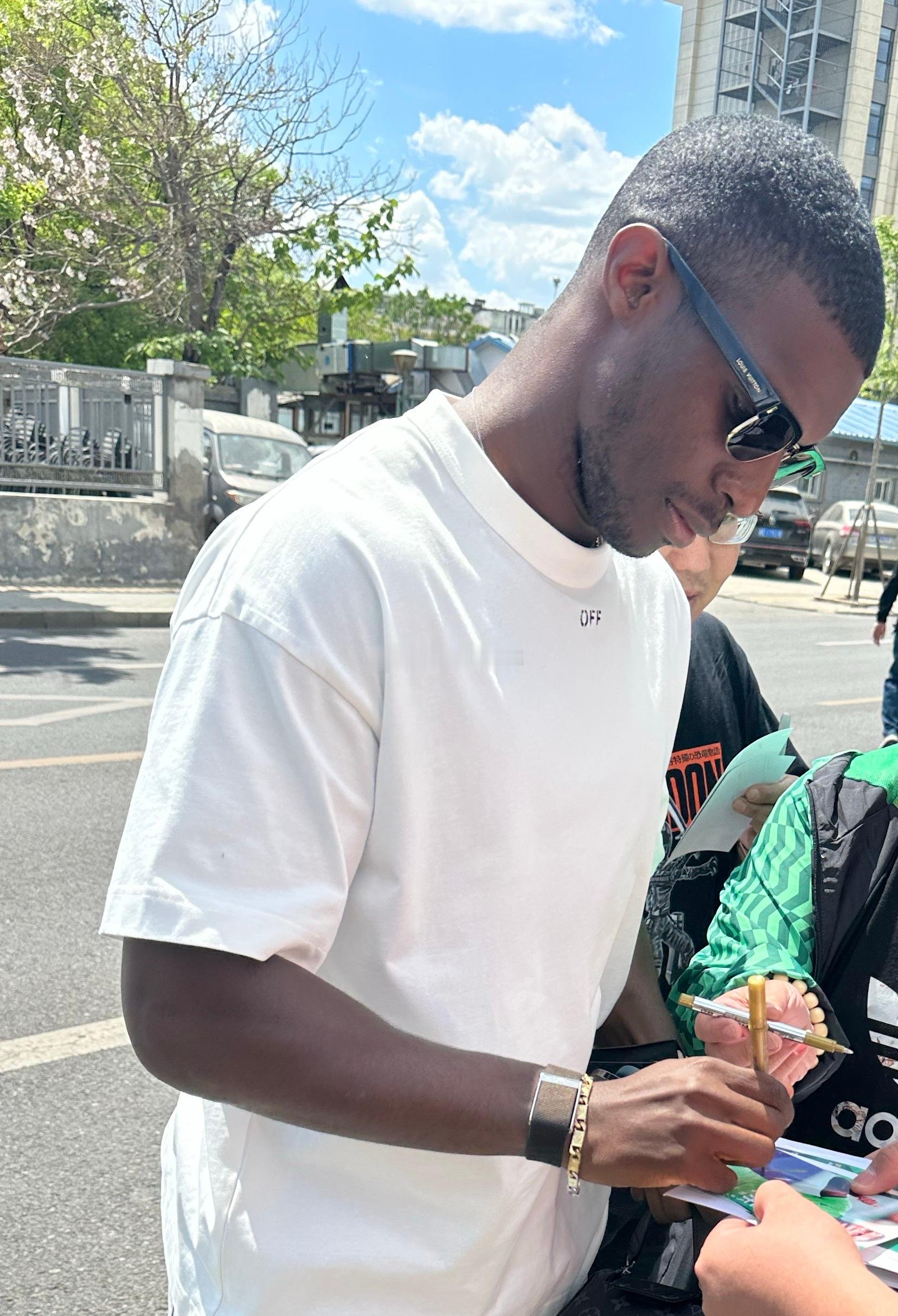 北京国安北京国安经历了两天的假期后，今天下午北京国安队在聚加基地恢复训练，有球