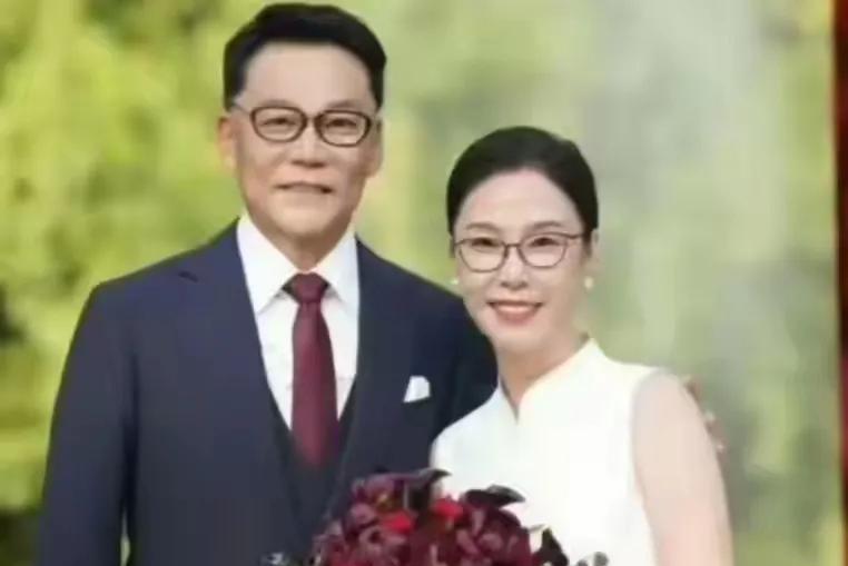 61岁的李国庆再婚了，对于这位当当网的霸道总裁，人们以为这又是一次老少配，没有想
