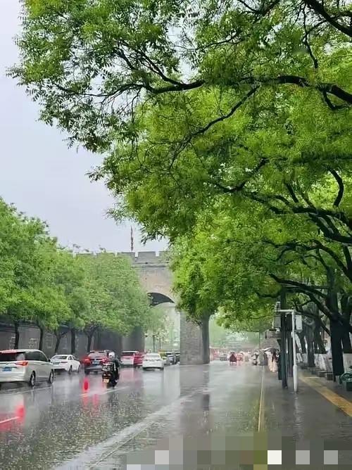 陕西这雨下得太“分裂”了！一边把西安浇成全国空气质量第一，PM2.5才8，力压三