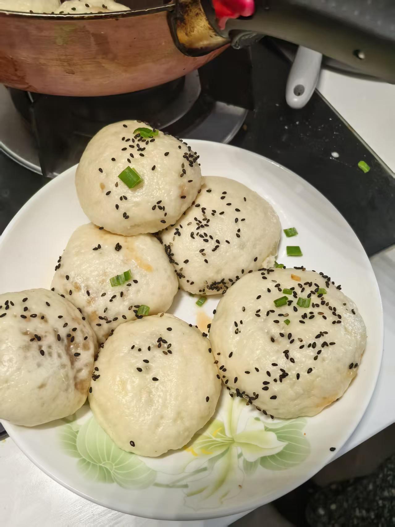 今日午餐又香又省工的水煎包和杂烩菜水煎包的制作：先把面团和好醒半小时，然后