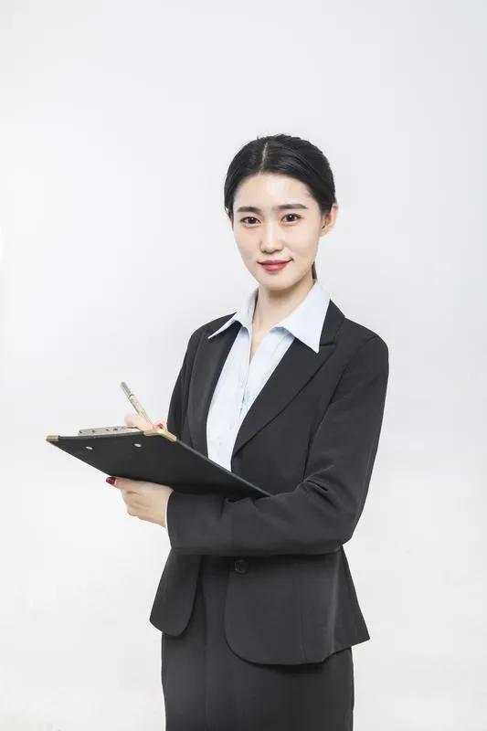 你说唐老师可笑不可笑？她今年四十六岁，已经是徐娘半老的人了。昨天，因为去市里出差