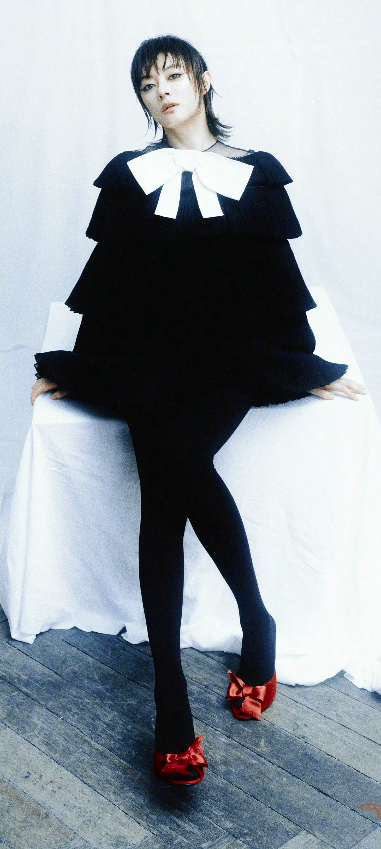 孙俪危险又迷人，邪魅孙俪ELLE四月刊封面厚版的红与黑❤️🖤孙俪