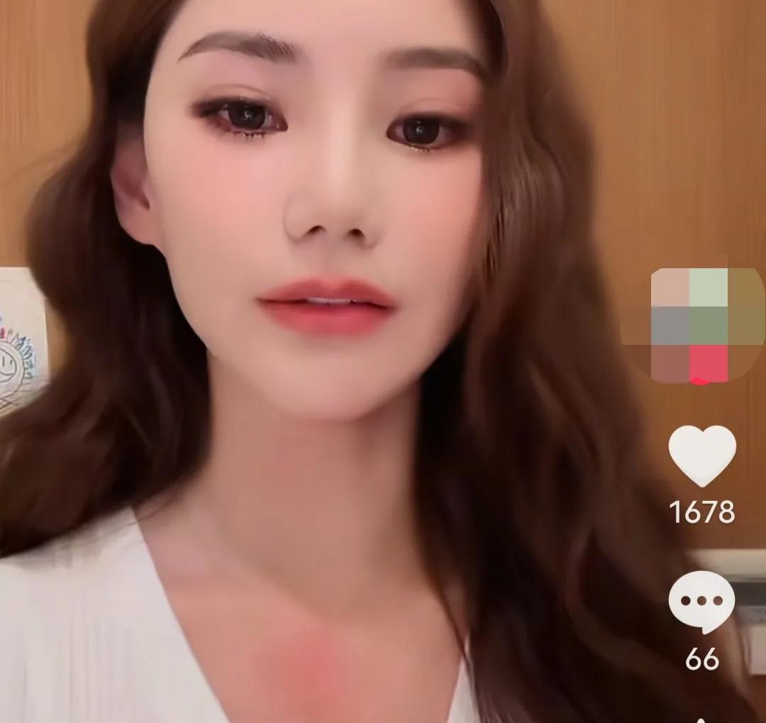 马筱梅说:“小杨阿姨做的韭菜盒子超好吃，如果她无聊的话，可以去卖韭菜盒子。”一旁