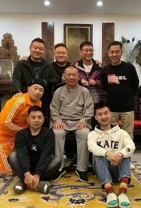 一张德云社成员合照：郭德纲慈眉善目，陶阳龙眉凤目，岳云鹏笑意粲然，孔云龙满面春风